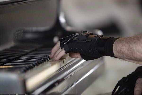 دستکش بیونیک قدرت انگشتان یک پیانیست را احیا کرد
