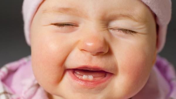 علائم دندان درآوردن نوزاد و روش هایی برای کاهش درد