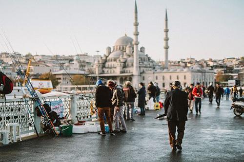 تور استانبول: روی پل گالاتا در استانبول، 2 قاره را ببینید!