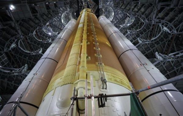 ناسا موشک مأموریت ماه آرتمیس 1 را برای تمرین بارگذاری سوخت آماده می کند