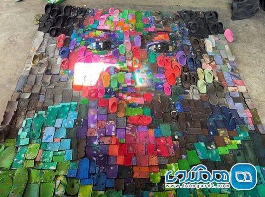 یک هنرمند نیجریه ای برای خلق آثار هنری به سراغ زباله های پلاستیکی رفته است